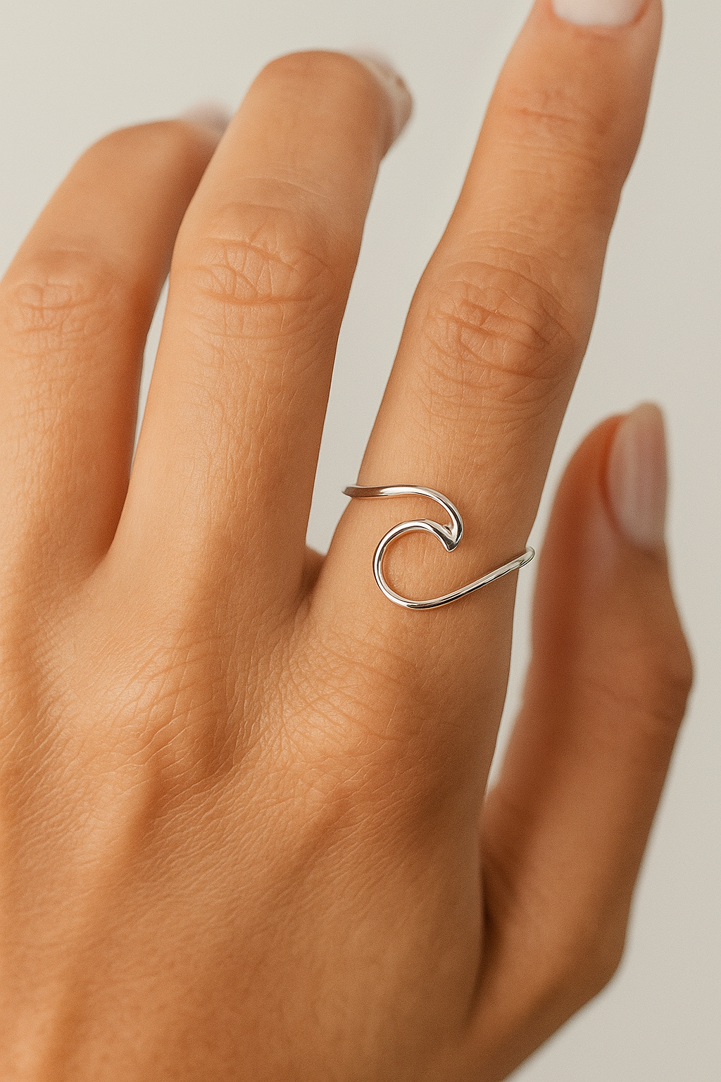 Elegante Anillo Ola - Diseño Fluido y Moderno para Un Toque Único